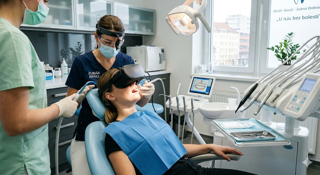 Pacientka s VR headsetem během ošetření — uvolněný postoj.